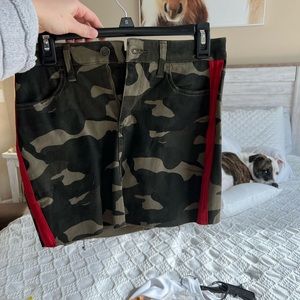 Guess camo skirt